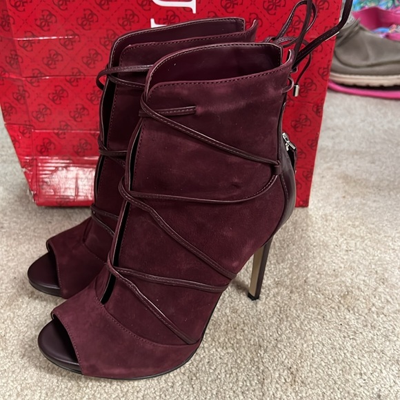 Guess Ryan Elegant Burgundy Peep-Toe Heels - Picture 4 of 8